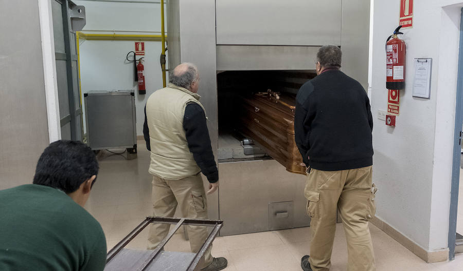 Fotos: Incineracion en el cementerio de las Contiendas, en Valladolid