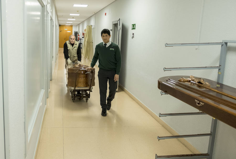 Fotos: Incineracion en el cementerio de las Contiendas, en Valladolid