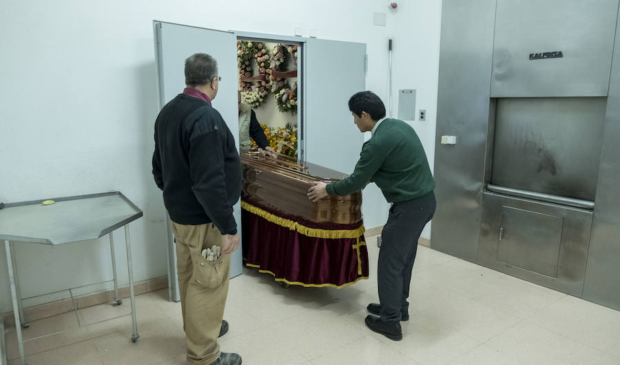 Fotos: Incineracion en el cementerio de las Contiendas, en Valladolid