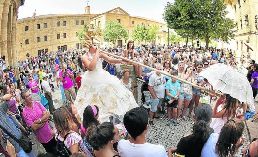 Representación de 'Palabras por un tubo', de la Generación Teatro, en la Feria de Ciudad Rodrigo el pasado agosto. 