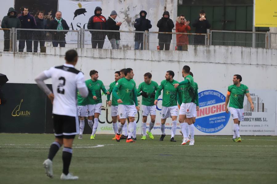 Fotos: El CD Guijuelo se impone al Salamanca CF por la mínima (1-0)