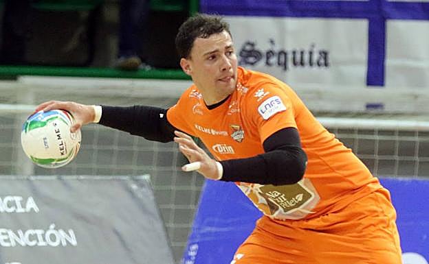 El guardameta Alberto se dispone a sacar el balón.