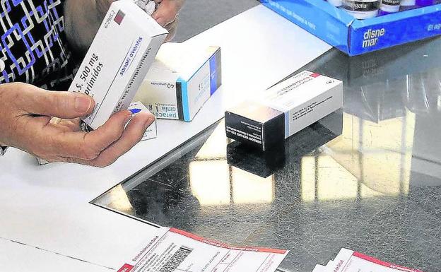 Una persona compra un medicamento en una farmacia de la capital. 