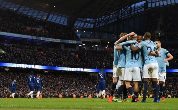 Los jugadores del City, celebrando uno de los seis tantos anotados ante el Chelsea.