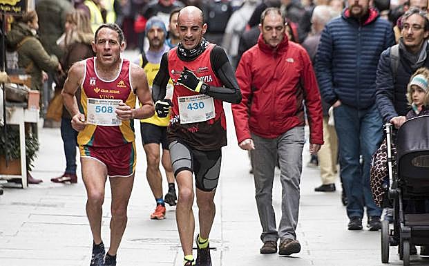 Dos atletas, en un momento de la carrera.