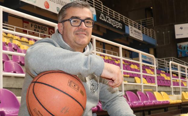 Paco García posa en la grada del Polideportivo Pisuerga. 