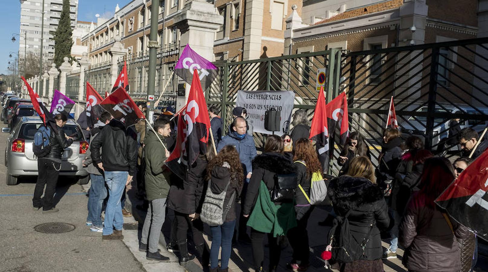 Fotos: Los trabajadores del 112 protestan a las puertas de la Consejería de Sanidad