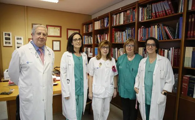 El jefe de servicio, Luis Muñoz Bellvis, junto a las doctoras Marta Eguía, Isabel Silva y Teresa Ramos, y la enfermera, Asunción Herrero. 