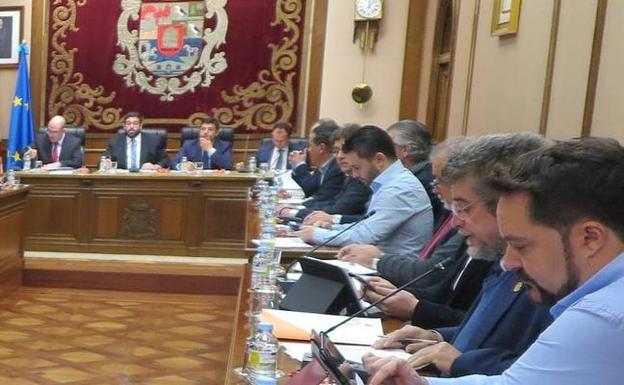 Rubén Arroyo en uno de los plenos de la Diputación (el primero por la izquierda). 
