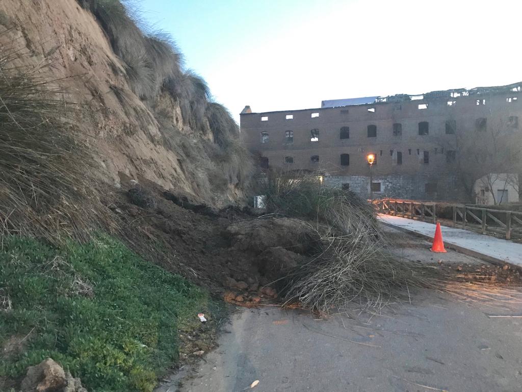 La tierra ha dejado intransitable la vía. 