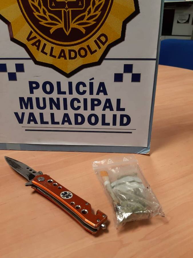 Navaja y bolsa con marihuana intervenida a un hombre en la plaza Juan de Austria. 