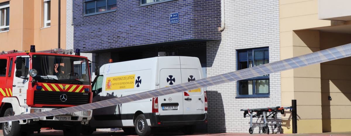 Una explosión en la calle Modesto Circuelos de la Barriada de San Juan Bautista de Burgos ha dejado, al menos, un fallecido.