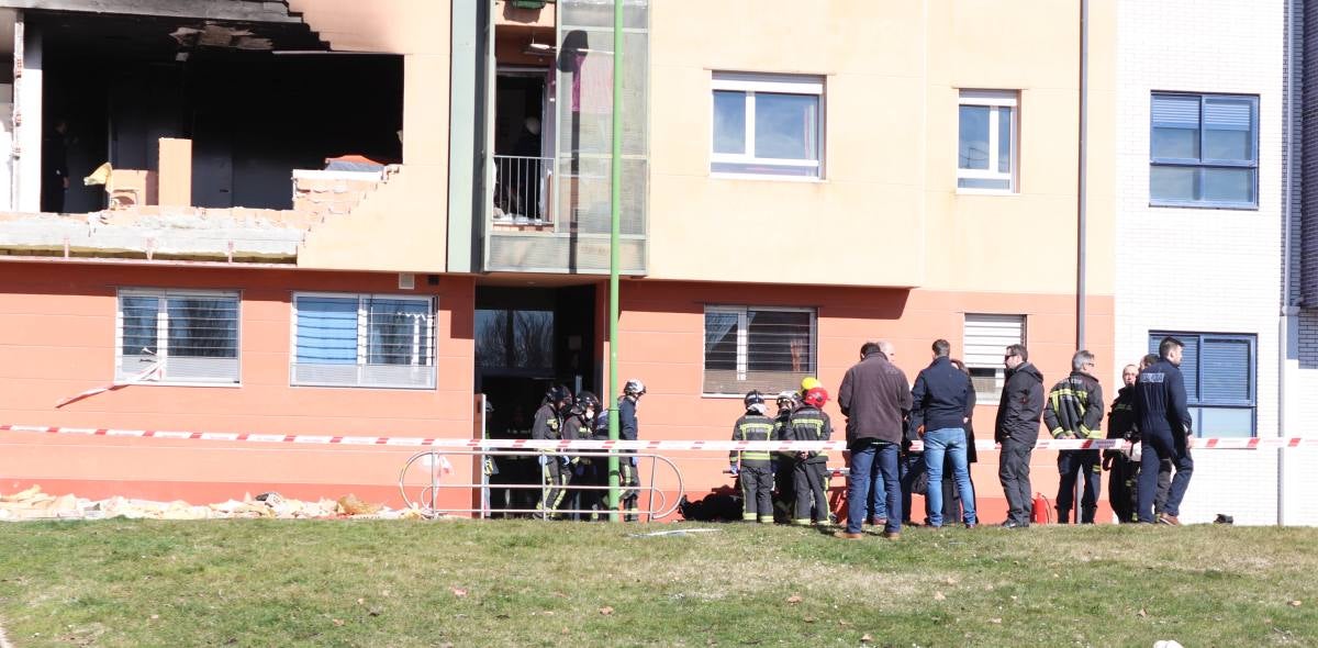 Una explosión en la calle Modesto Circuelos de la Barriada de San Juan Bautista de Burgos ha dejado, al menos, un fallecido.