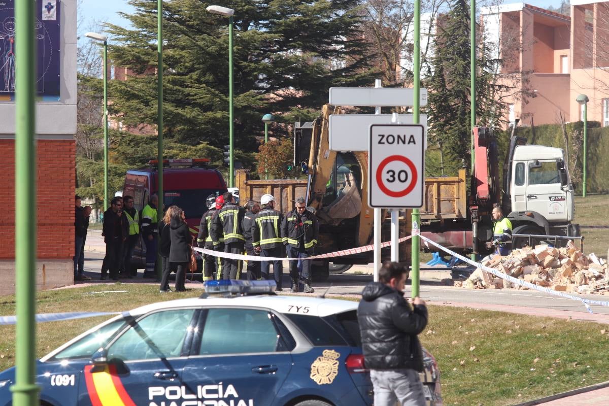 Una explosión en la calle Modesto Circuelos de la Barriada de San Juan Bautista de Burgos ha dejado, al menos, un fallecido.