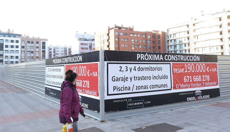 Una mujer lee el cartel anunciador de la promoción. 