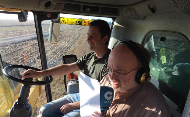 Haciendo el programa subido en un tractor en el campo.