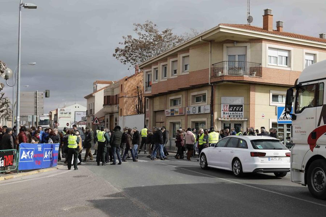 Corte de la Autovía del Duero (A-11) a su paso por la localidad vallisoletana de Peñafiel