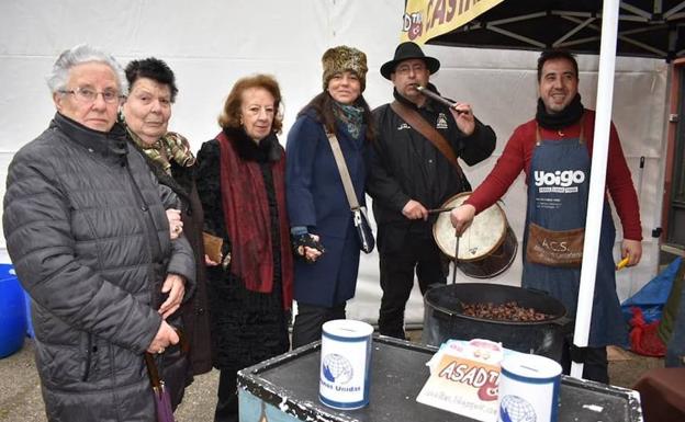 Imagen e las huchas solidarias colocadas en el puesto de castañas en la plaza de Castilla y León. 