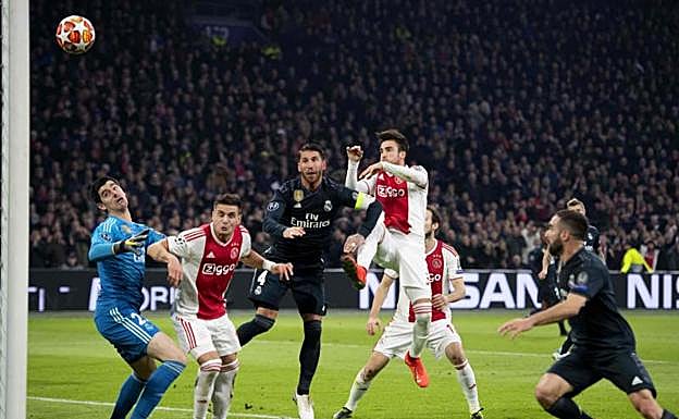 Imagen del gol anulado al Ajax, con Tadic junto a Courtois. 