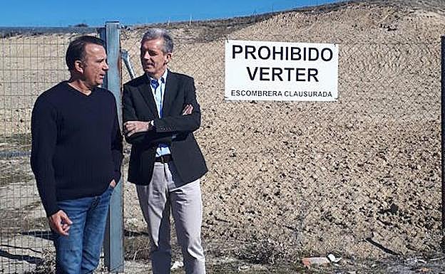 El delegado de la Junta en Ávila y el alcalde de Cisla visitan los trabajos de sellado de la escombrera de la localidad.