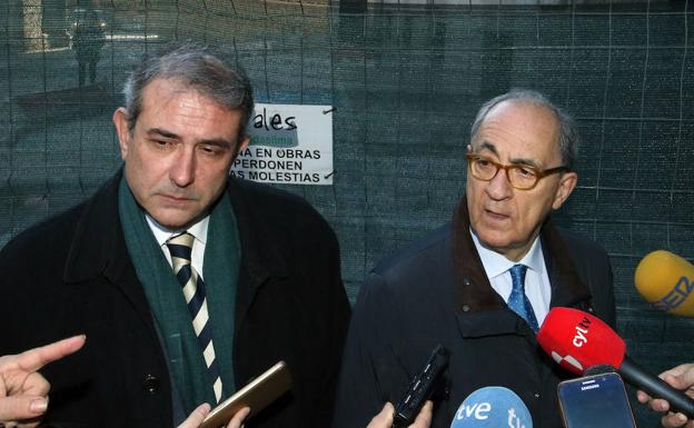 Rafael Ruiz y Javier Reguera, de la Fundación Caja Segovia, a las puertas de la Audiencia. 