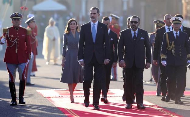 Los Reyes de España junto a Mohamed VI, a su llegada este miércoles a Rabat.
