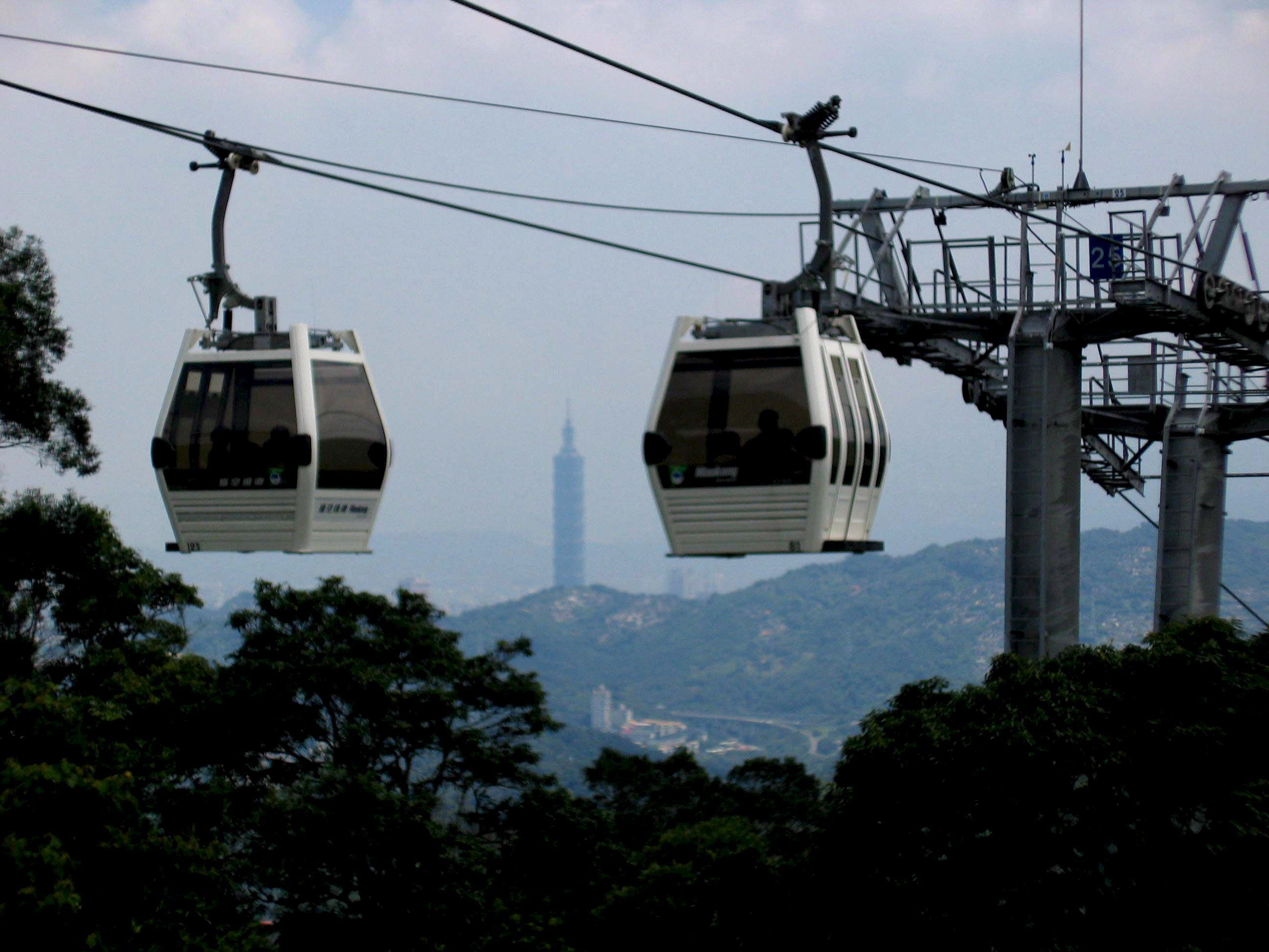 Teleférico. El primer transportador de plano inclinado para pasajeros del mundo fue construido por el cántabro Leonardo Torres Quevedo en la ciudad de San Sebastián en 1907 para permitir a la aristocracia donostiarra acceder sin problemas a la cima del monte Ulía.