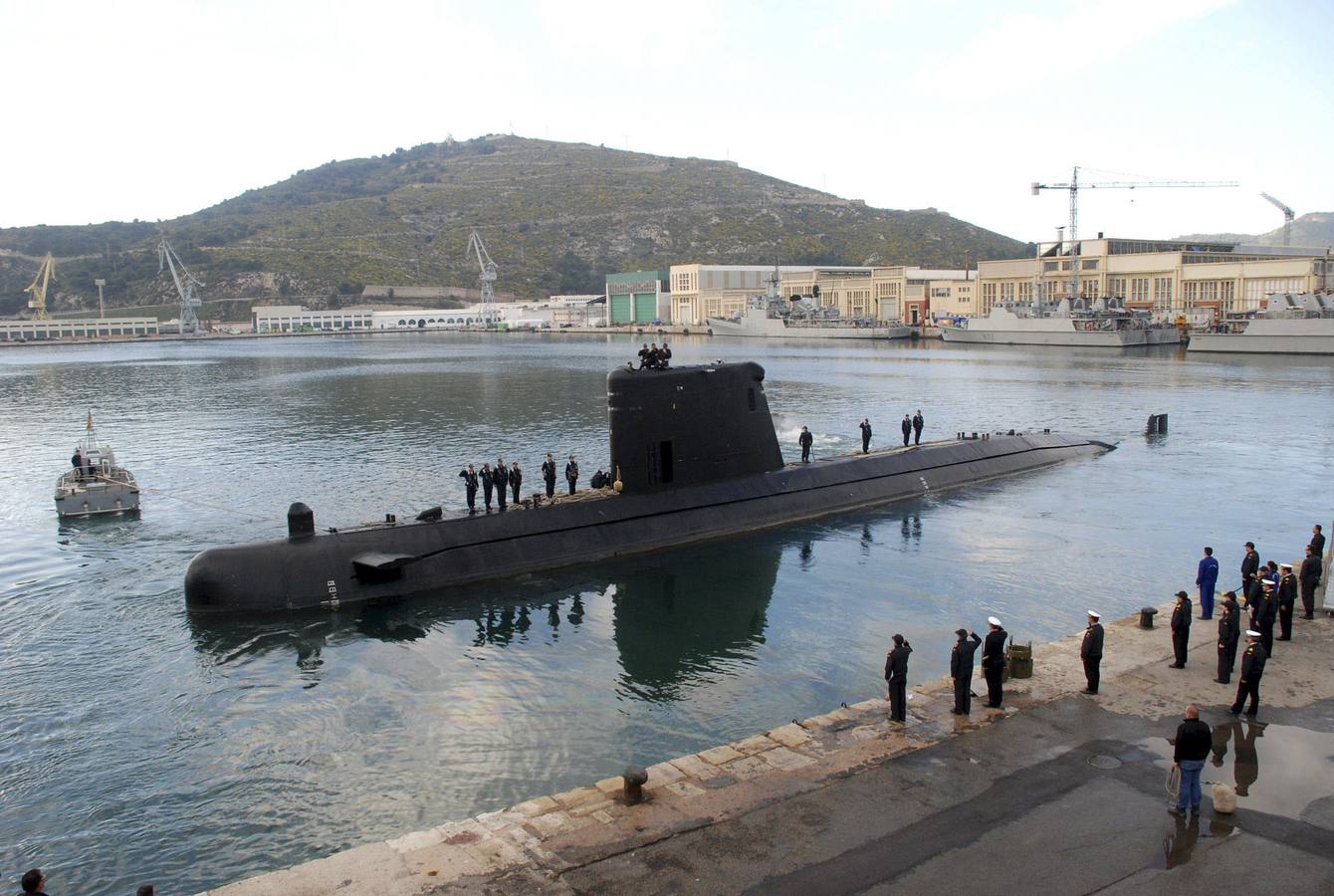 Submarino. Creado por el ingeniero murciano Isaac Peral, revolucionó la navegación submarina con un buque sumergible impulsado por energía eléctrica. Construido en acero y con fines militares, el submarino de Peral fue botado con éxito en 1888.