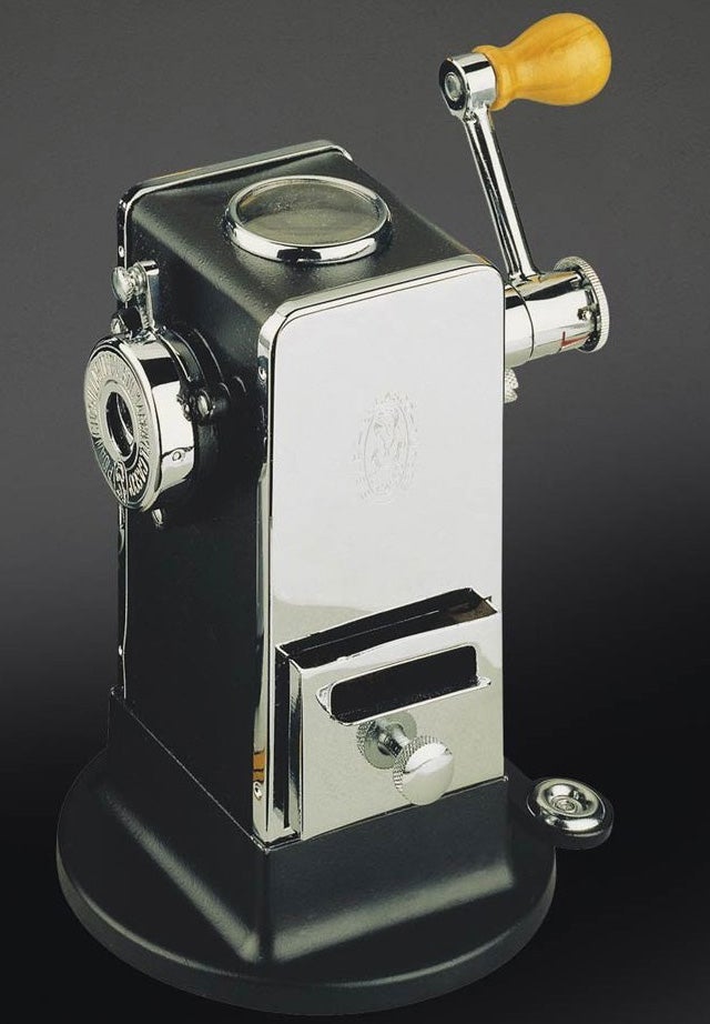 Afilalápices. En 1945 Ignacio Urresti inventó un accesorio útil para tener siempre afilados los lápices. Un modelo inspirado en un molinillo de café y una cámara fotográfica de visor vertical que funcionaba a manivela y pesaba 1,29 kilos.