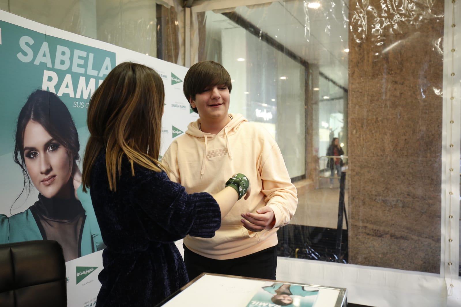 Fotos: La finalista de OT Sabela Ramil causa furor en Salamanca