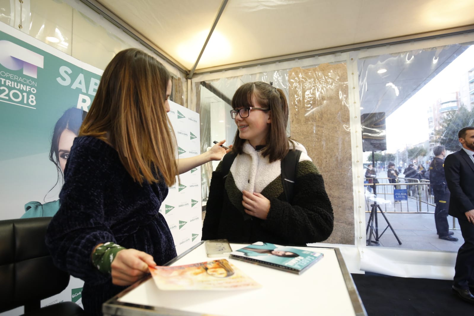 Fotos: La finalista de OT Sabela Ramil causa furor en Salamanca