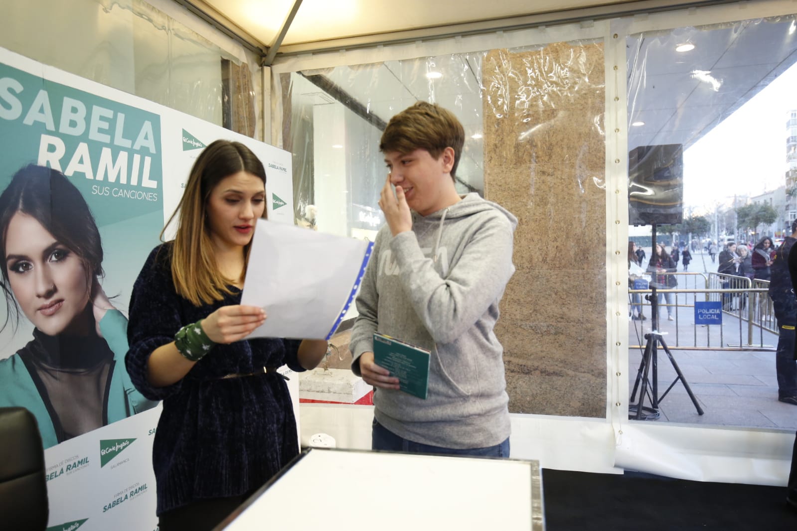 Fotos: La finalista de OT Sabela Ramil causa furor en Salamanca