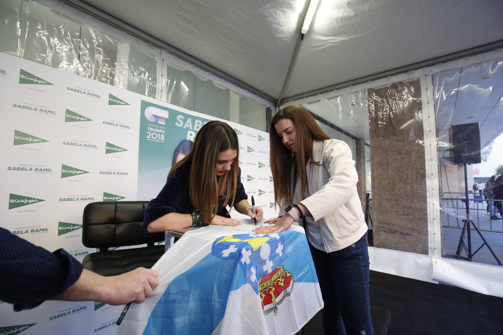 Fotos: La finalista de OT Sabela Ramil causa furor en Salamanca