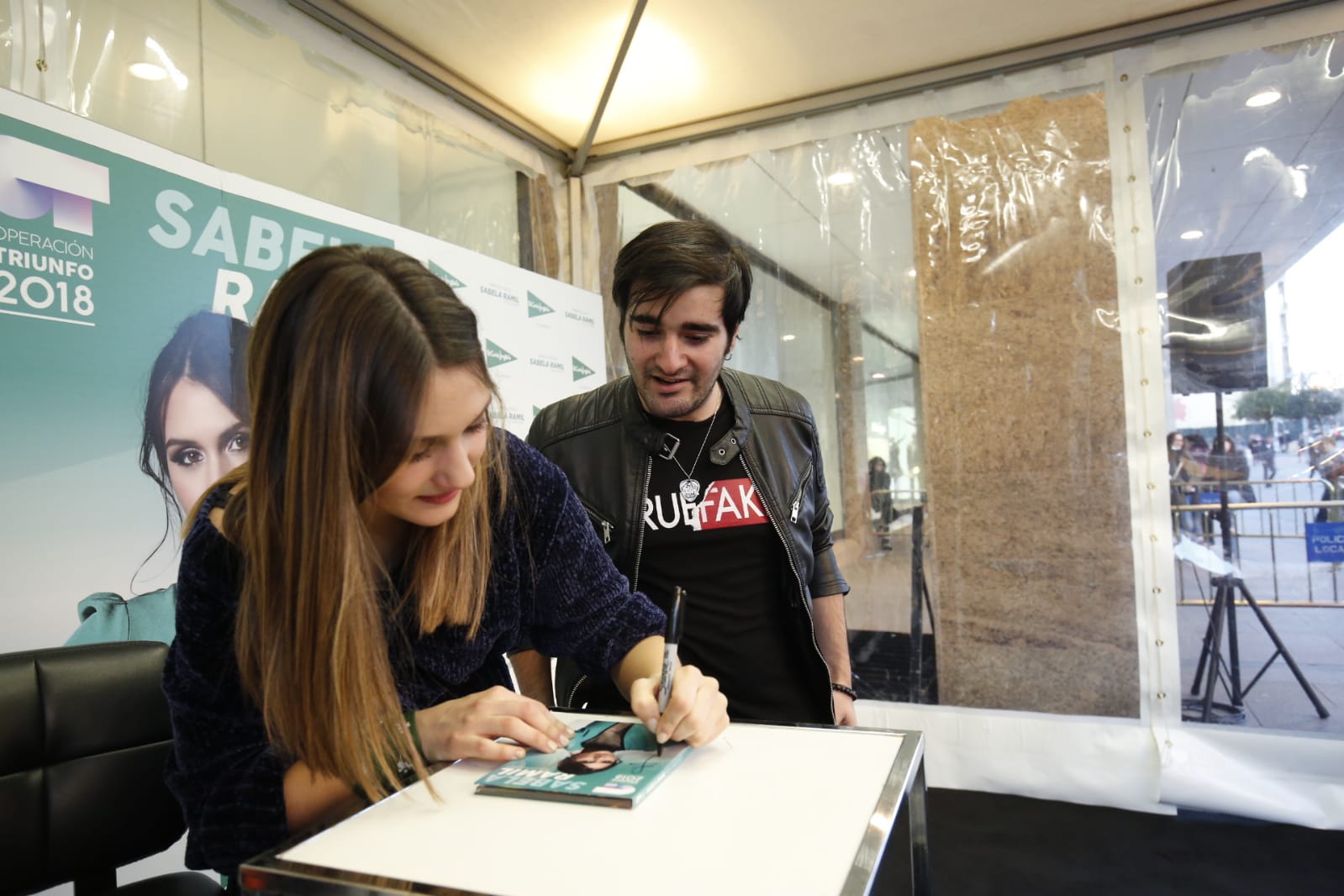 Fotos: La finalista de OT Sabela Ramil causa furor en Salamanca