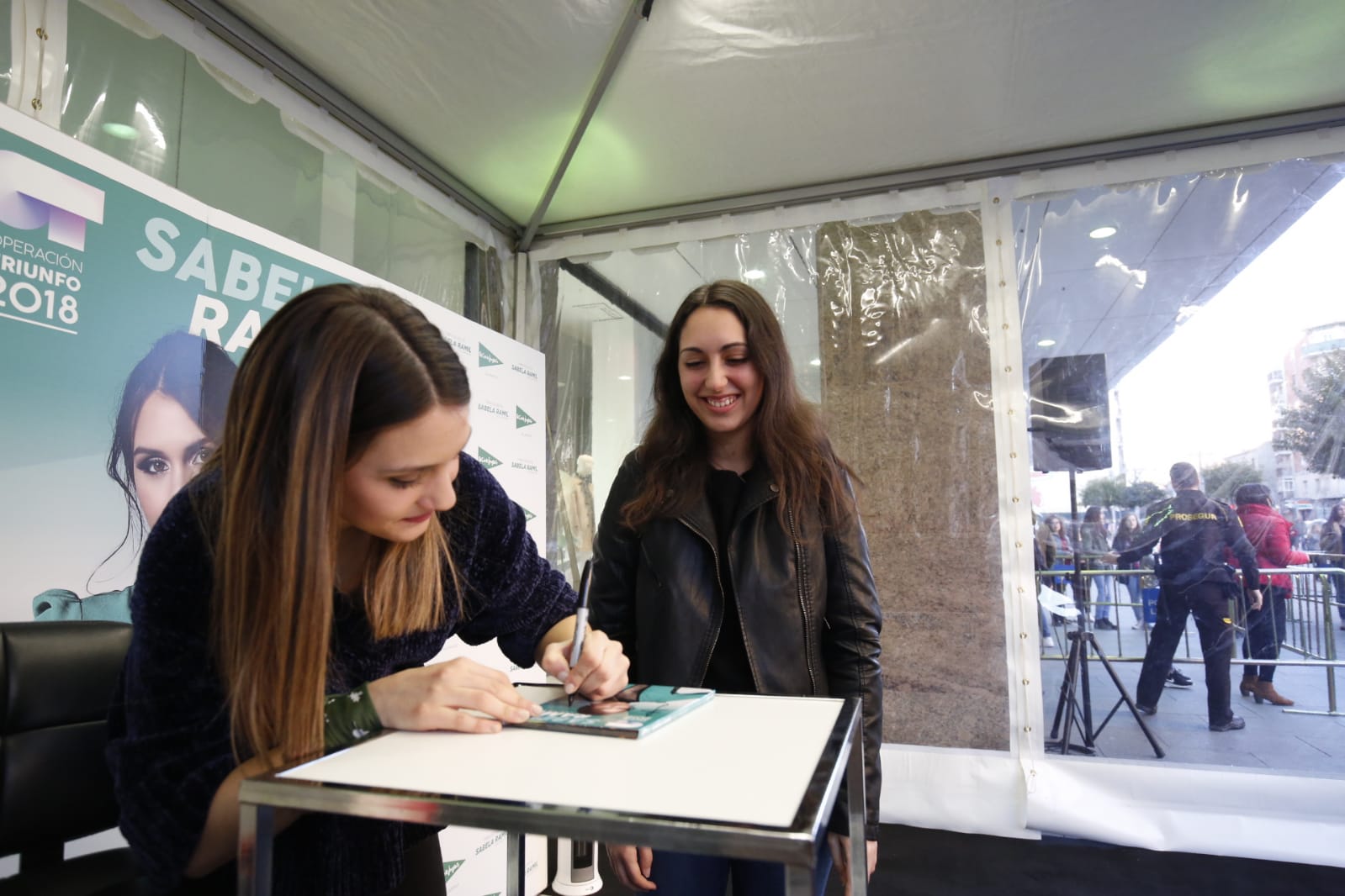 Fotos: La finalista de OT Sabela Ramil causa furor en Salamanca