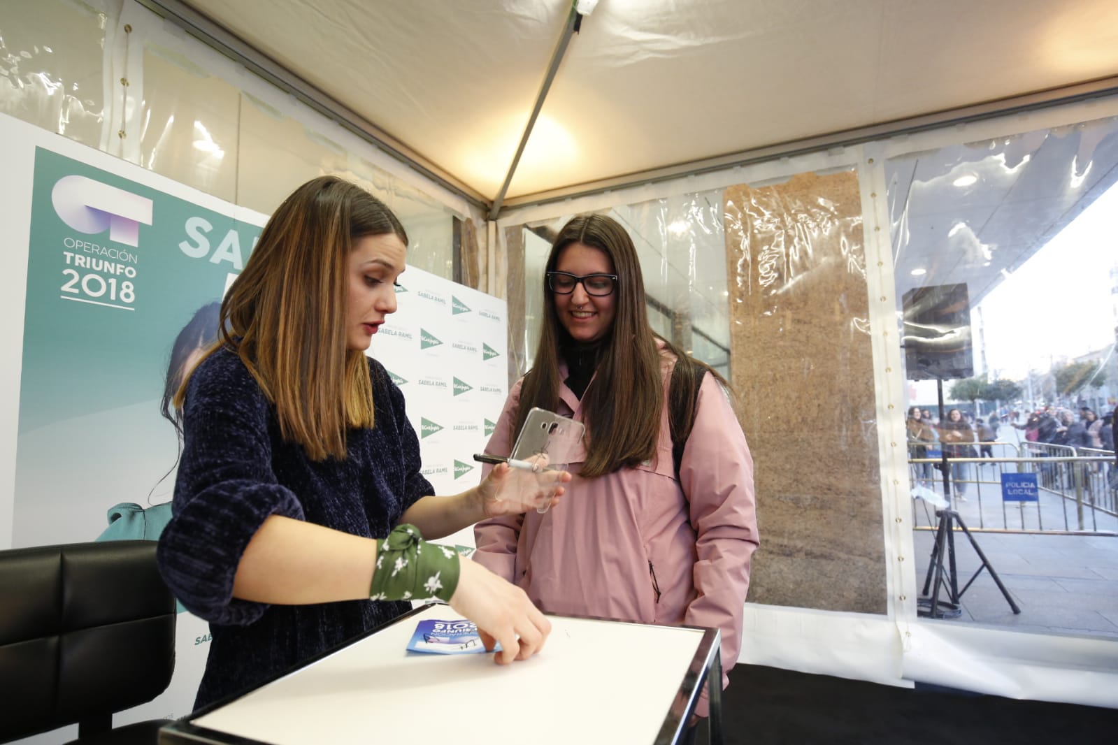 Fotos: La finalista de OT Sabela Ramil causa furor en Salamanca