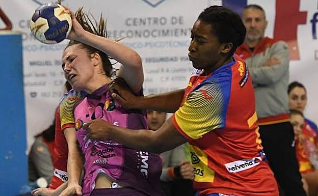 O'Mullony sufre el marcaje de Gassama, del Granollers, en el amistoso ante España Objetivo 2021. 