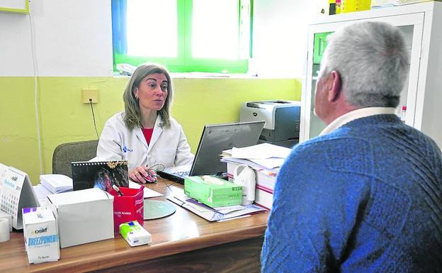 Un vecino de Muriel de Zapardiel en el consultorio. 