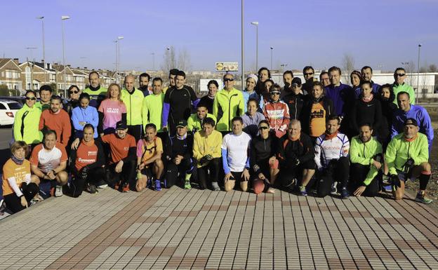 Los corredores posan junto a Ricardo Adrados. 