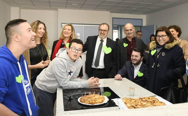 Las autoridades prueban los pinchos elaborados en el aula de Transición a la vida adulta. 