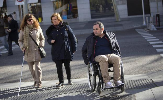 Imagen principal - Mirar con los ojos de un ciego, caminar con las ruedas de una silla