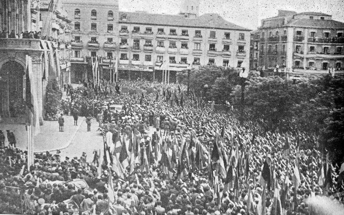 Aspecto de la Plaza Mayor de Valladolid ante el discurso de Franco el 20 de mayo de 1945.