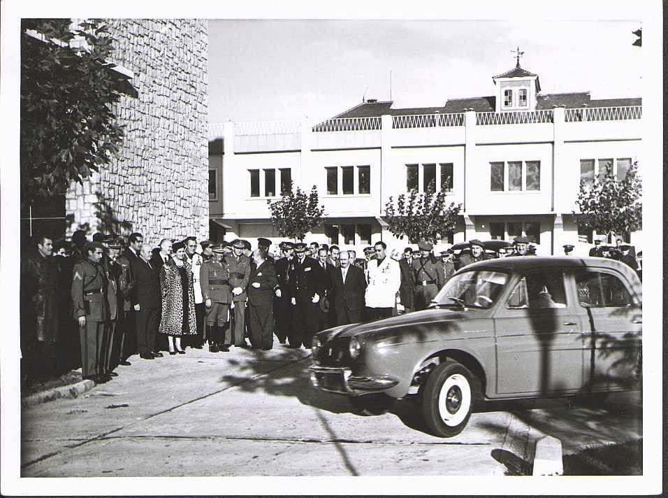 28.10.1959 Francisco Franco y Carmen Polo atienden las explicaciones de Santiago López Valdivieso en una visita a la fábrica de Fasa.