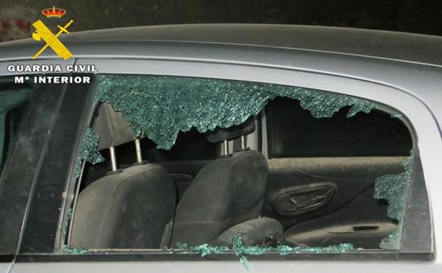 El cristal de un vehiculo dañado en la noche del viernes en Arévalo.