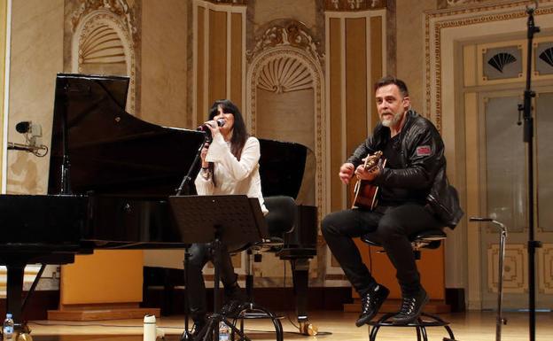 Susana Alva y fasco ridgway, componentes de Efecto Mariposa, durante el concierto que hicieron esta mañana en la presentación de su nueva gira por la península. 