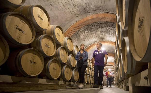 Varios turistas del vino en la bodega de Protos en Peñafiel. 