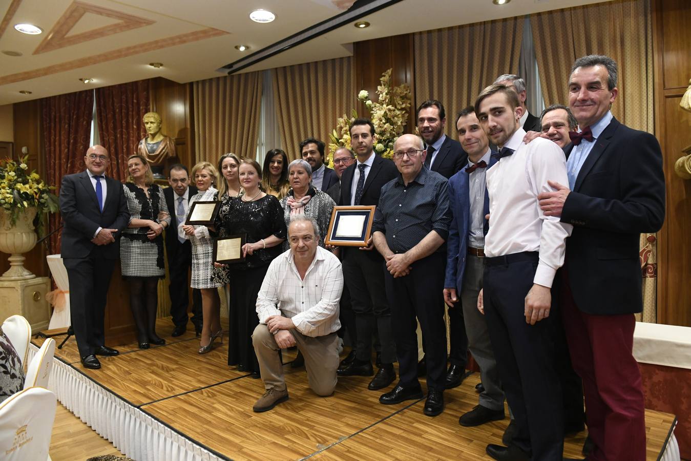 El Mesón Don Enrique, El Corcho, el bar Cubarsa, el restaurante La Martina y los hosteleros cigaleños Jesús y Rubén Valdivieso también fueron homenajeados en la XXXVIII Cena de Hermandad de la Asociación de Hostelería de Valladolid