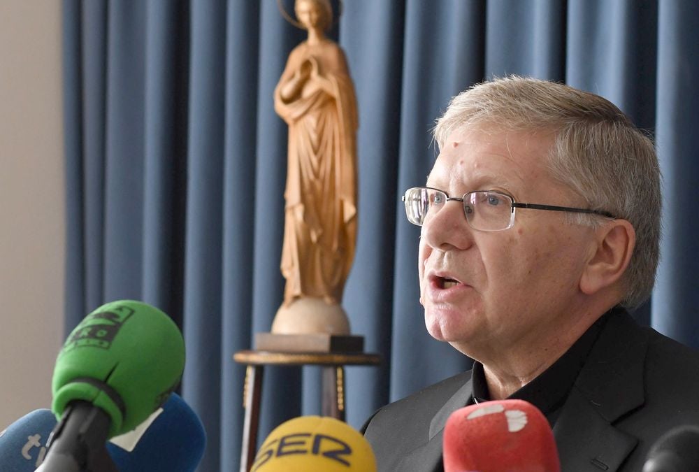El obispo de Astorga, durante una rueda de prensa.
