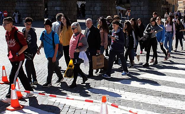 Paso de cebra rotulado con la recomendación de parar y mirar antes de cruzar. 