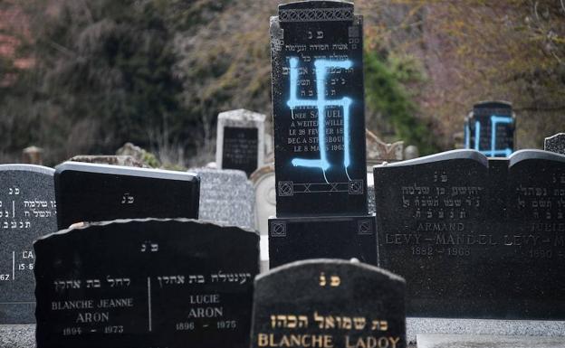 Esvásticas sobre varias tumbas en el cementerio de Quatzenheim.